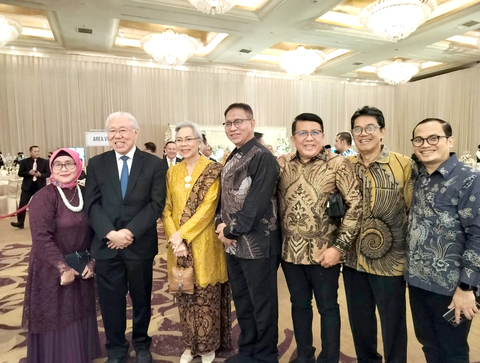 Menghadiri Acara Resepsi Pernikahan Putra Putri Ibu Ning Wahyu, Ketua DPP APINDO Provinsi Jawa Barat.